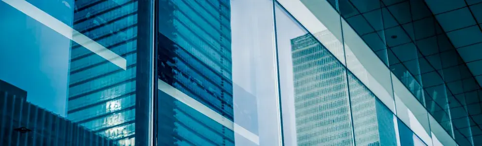 Reflet d'immeubles d'entreprise