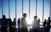 Silhouettes de personnes d'affaires dans un bureau.