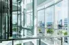 Une vue d'une grande fenêtre en verre dans un bâtiment.